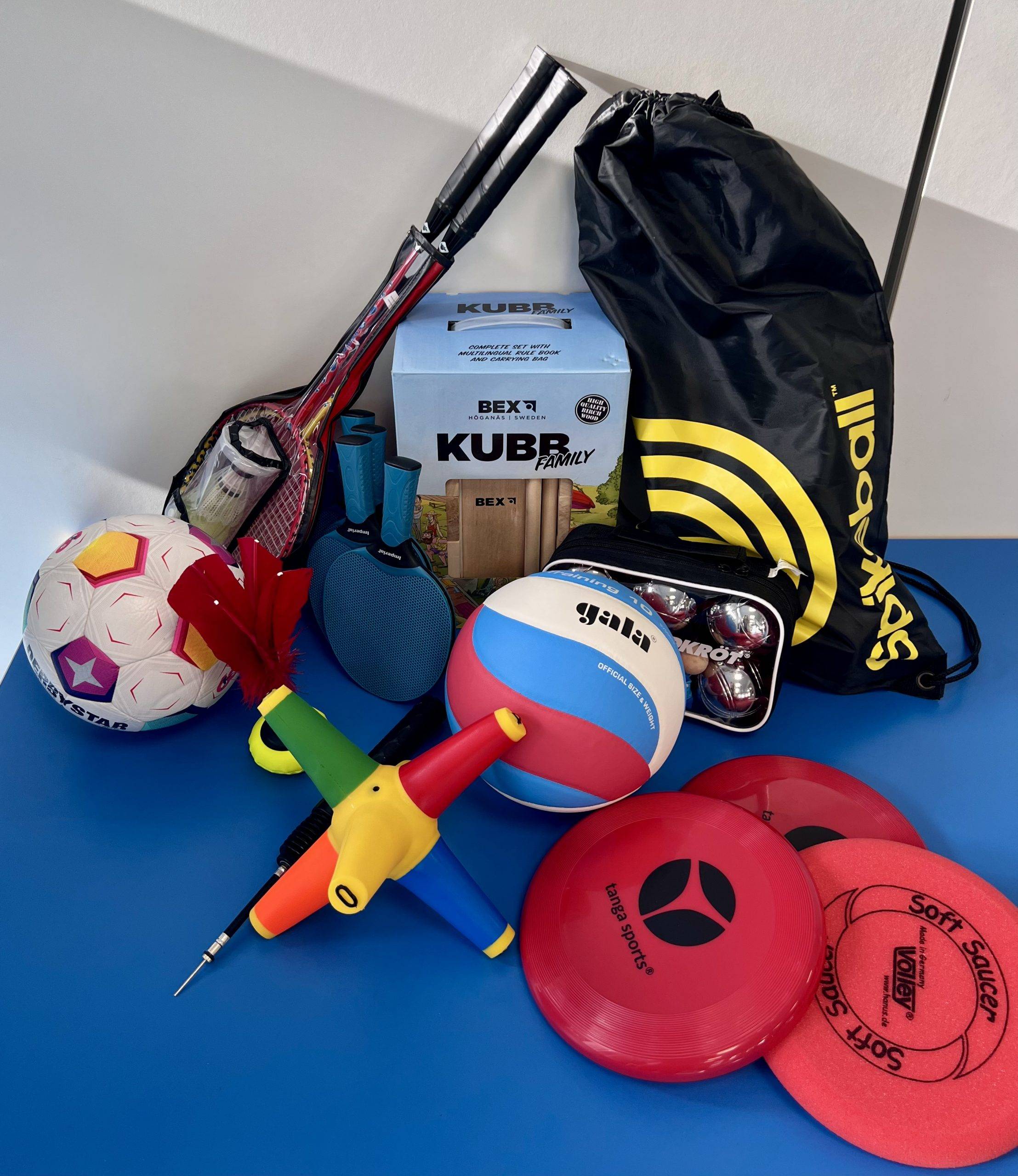 Sportkiste zum Verleih Tischtennis, Spike-Ball, Volleyball, Fußball, Boules, Ballpumpe, Frisbee, Federball, Indiaca/Faustball, Wikingerschach, Catchball