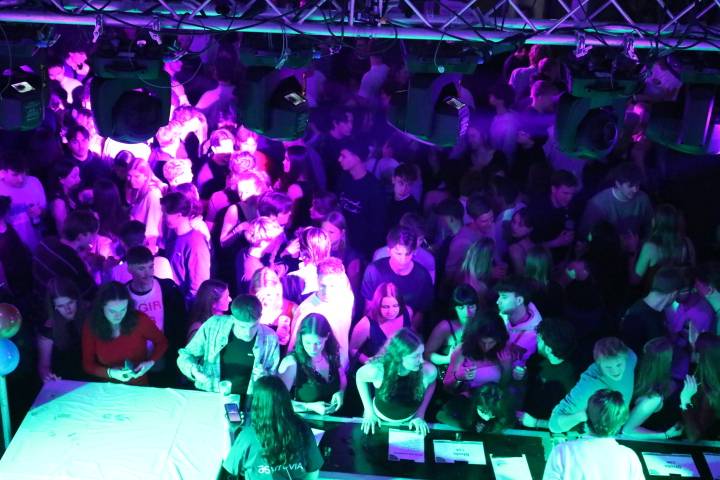 Partymenge ausgelassen am Feiern
