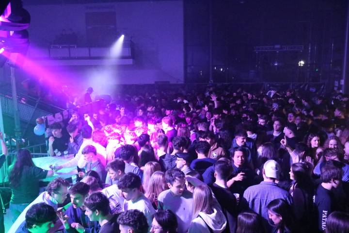 Partymenge ausgelassen am Feiern