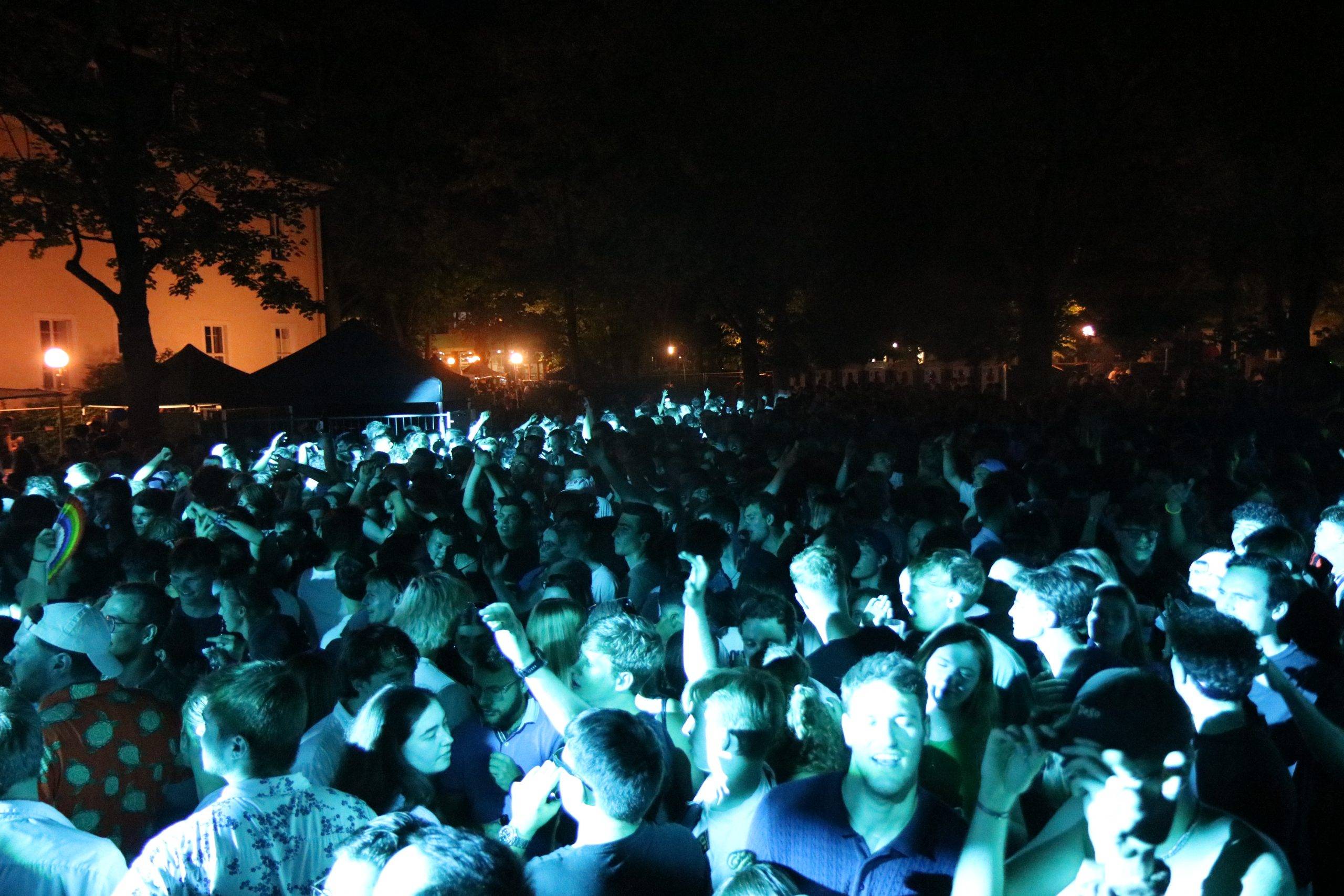 Partymenge ausgelassen am Feiern